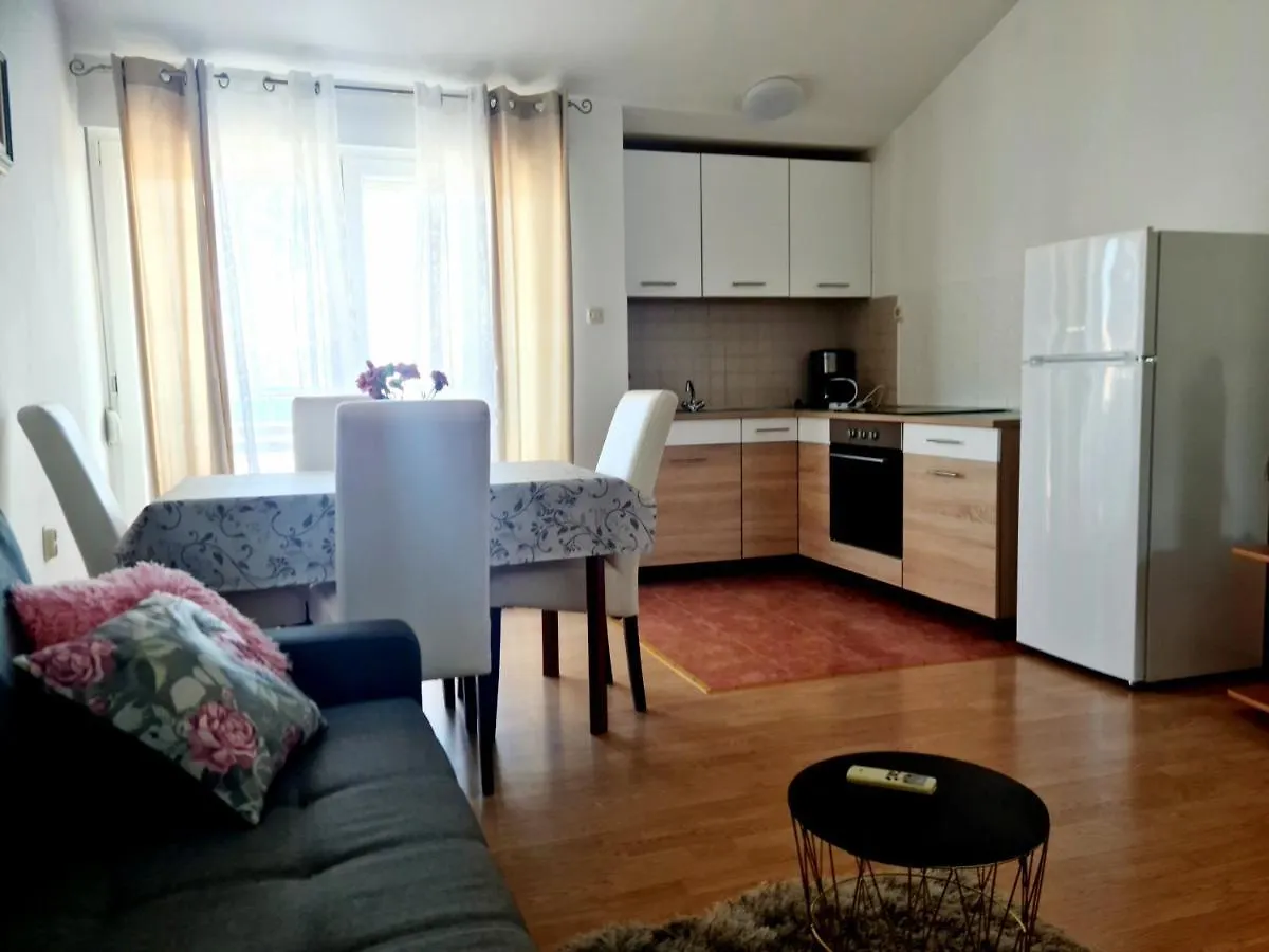 Apartmani Junto Preko 0*,  Croatia