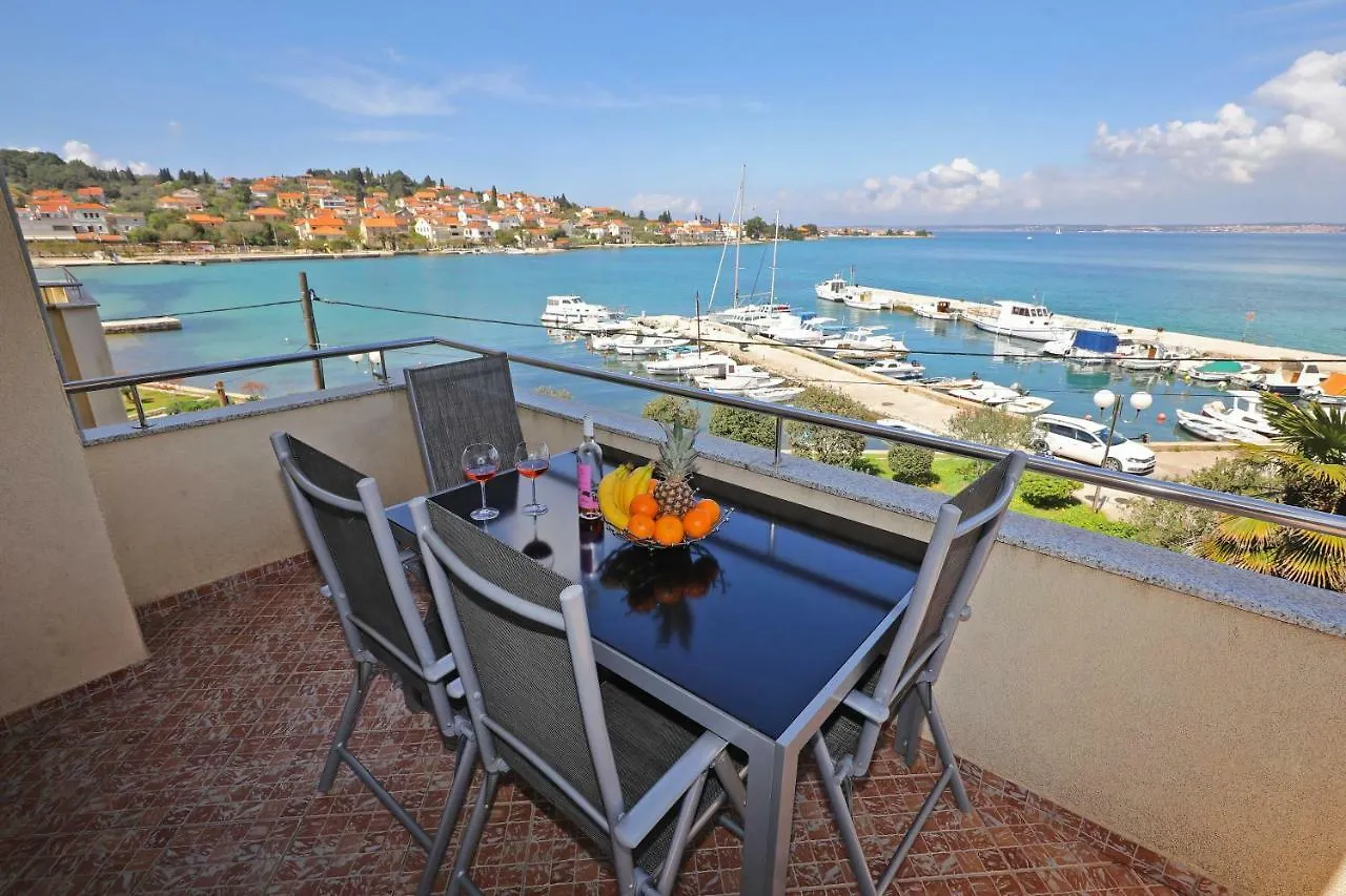 Apartmani Junto Preko 0*,  Croatia